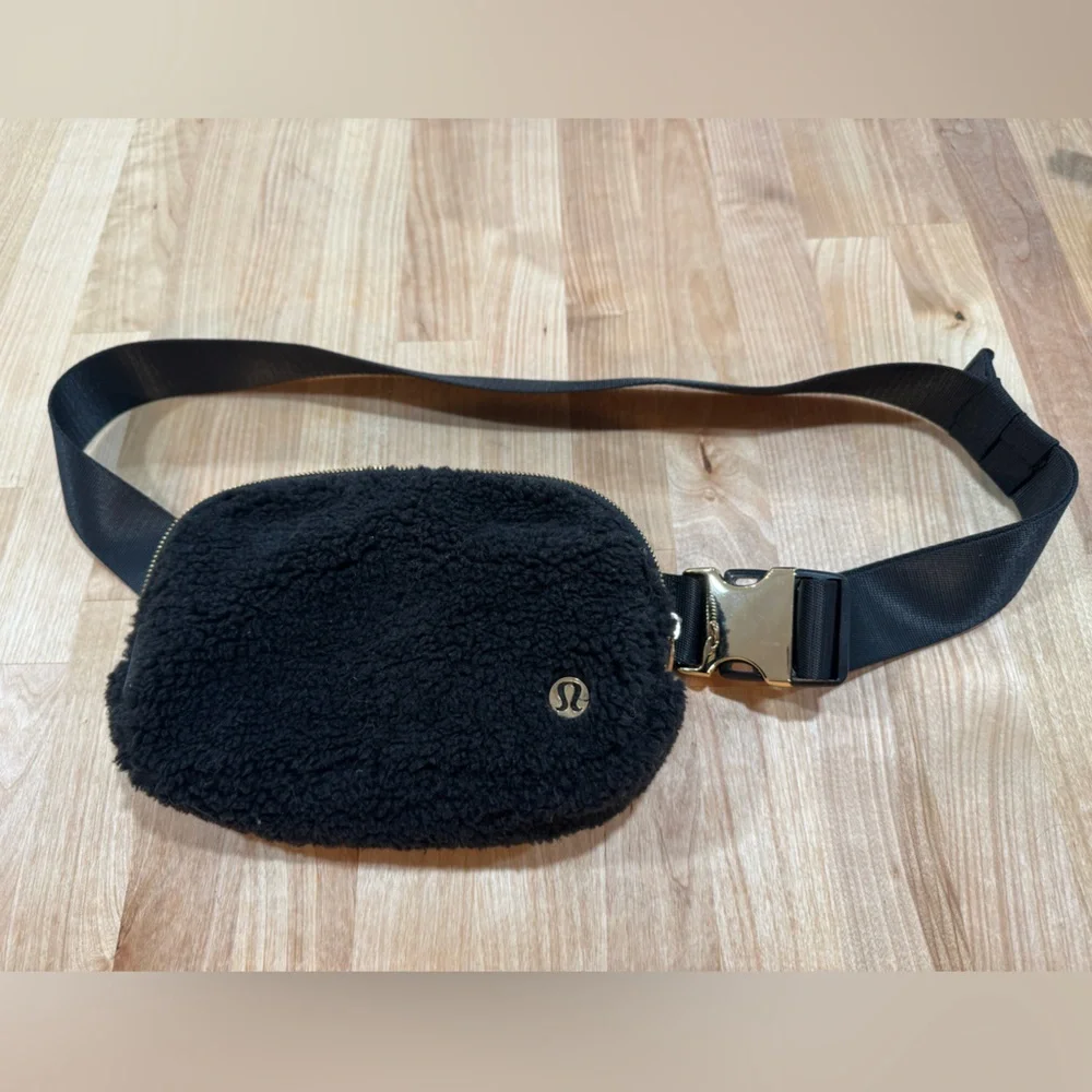 lululemon athletica Black Sherpa Belt Bag with Gold Zipper - Picture 2 of 3
